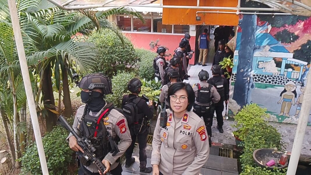 Polisi Gerak Cepat Tangani Ancaman Bom di SDN di Jaksel Polisi Gerak Cepat Tangani Ancaman Bom di SDN di Jaksel