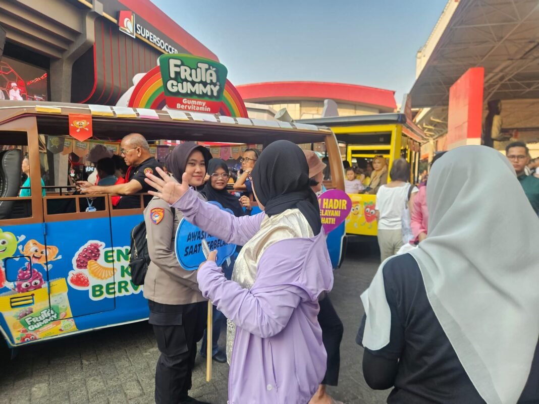 Polwan Polres Jakpus Patroli Jalan Kaki di PRJ, Beri Rasa Aman dan Imbau Pengunjung Tetap Waspada Polwan Polres Jakpus Patroli Jalan Kaki di PRJ, Beri Rasa Aman dan Imbau Pengunjung Tetap Waspada