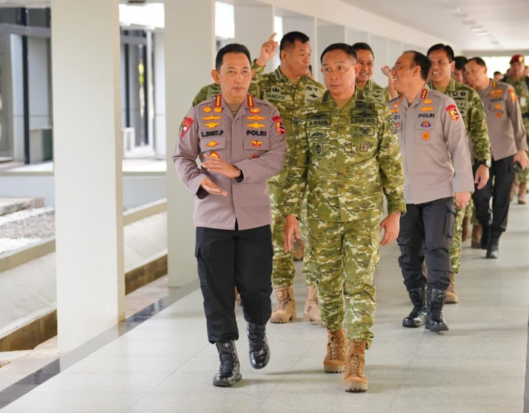 Kapolri Perkuat Soliditas TNI-Polri Lewat Silaturahmi dengan Panglima TNI di Mabes TNI Kapolri Perkuat Soliditas TNI-Polri Lewat Silaturahmi dengan Panglima TNI di Mabes TNI