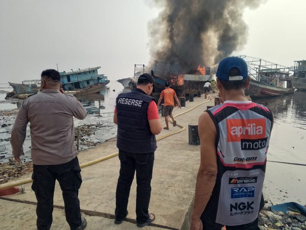 Tiga Kapal Terbakar di Dermaga Kaliadem Muara Angke, Polisi Amankan Lokasi Tiga Kapal Terbakar di Dermaga Kaliadem Muara Angke, Polisi Amankan Lokasi