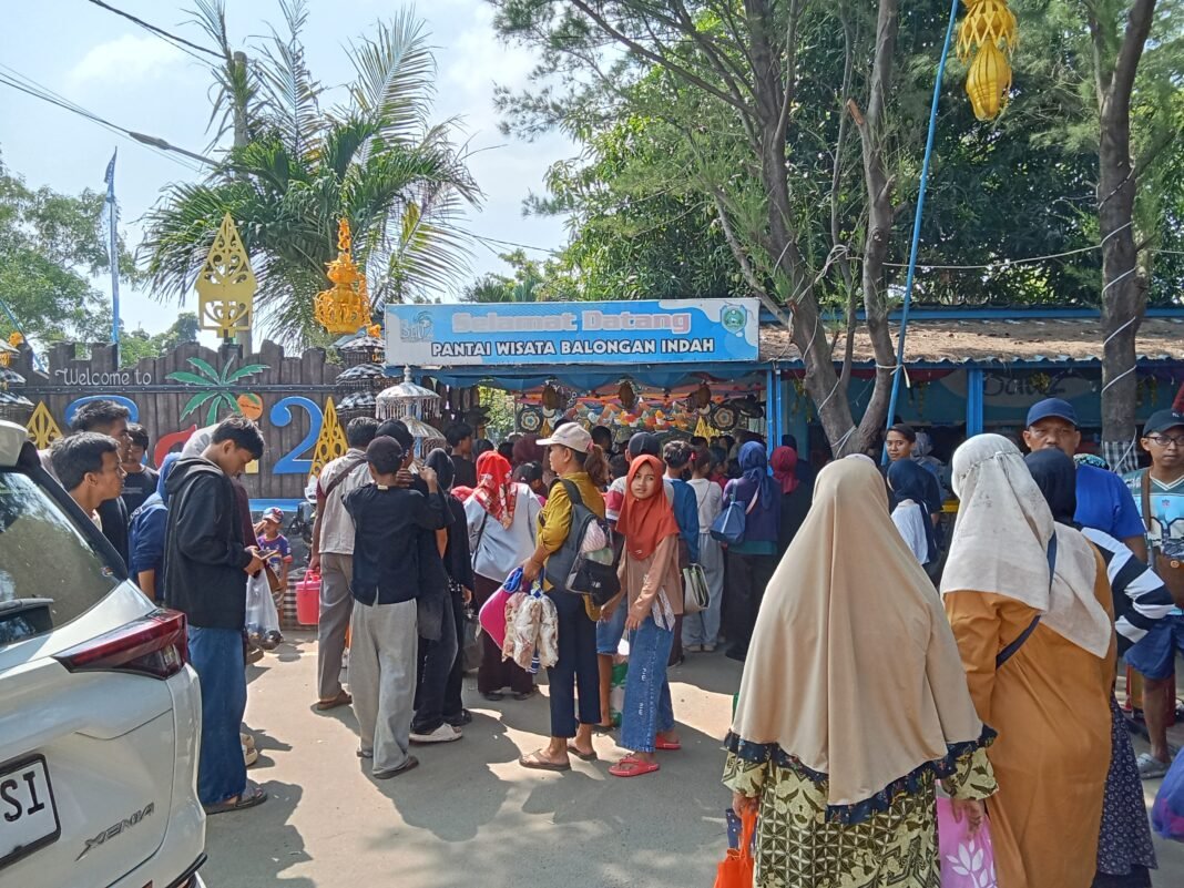 Libur Panjang, Pantai Balongan Indah “Bali 2” Dipadati Wisatawan. Libur Panjang, Pantai Balongan Indah “Bali 2” Dipadati Wisatawan.