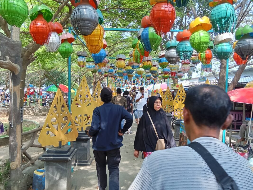 Pantai Bali 2 Indramayu Diserbu Wisatawan pada Penghujung Libur Sekolah Pantai Bali 2 Indramayu Diserbu Wisatawan pada Penghujung Libur Sekolah