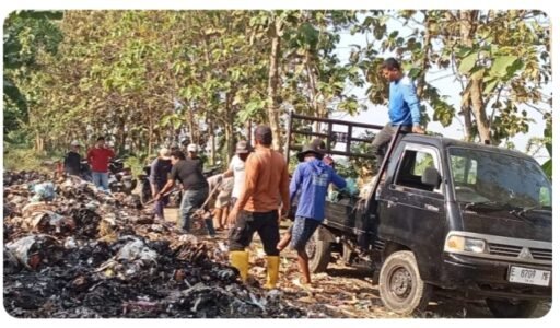 Camat Cantigi Dedeh Nurjanah Fitria,S.IP, Pimpin Kegiatan Bebersih Sampah di Blok Kujang Camat Cantigi Dedeh Nurjanah Fitria,S.IP, Pimpin Kegiatan Bebersih Sampah di Blok Kujang