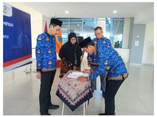 Polindra Resmi Lantik 6 PNS Baru, Direktur Rofan Aziz Tekankan Semangat Persatuan Polindra Resmi Lantik 6 PNS Baru, Direktur Rofan Aziz Tekankan Semangat Persatuan
