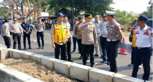 Polres Indramayu Tutup 141 U-Turn Ilegal di Jalur Pantura, Libatkan Sejumlah Instansi Polres Indramayu Tutup 141 U-Turn Ilegal di Jalur Pantura, Libatkan Sejumlah Instansi