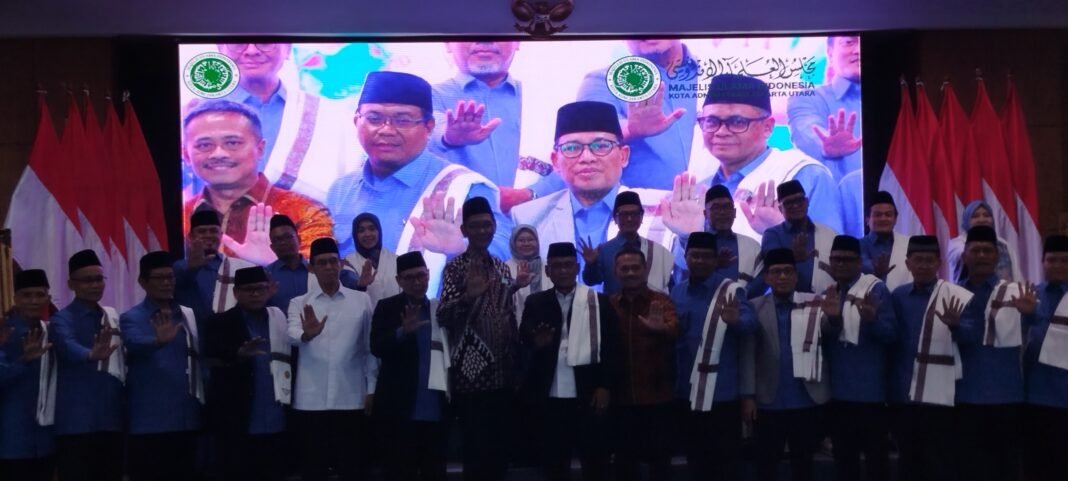 MUI Jakarta Utara Kukuhkan Pengurus Masa Khidmat 2025–2030 dan Perkuat Kolaborasi Lintas Sektor MUI Jakarta Utara Kukuhkan Pengurus Masa Khidmat 2025–2030 dan Perkuat Kolaborasi Lintas Sektor