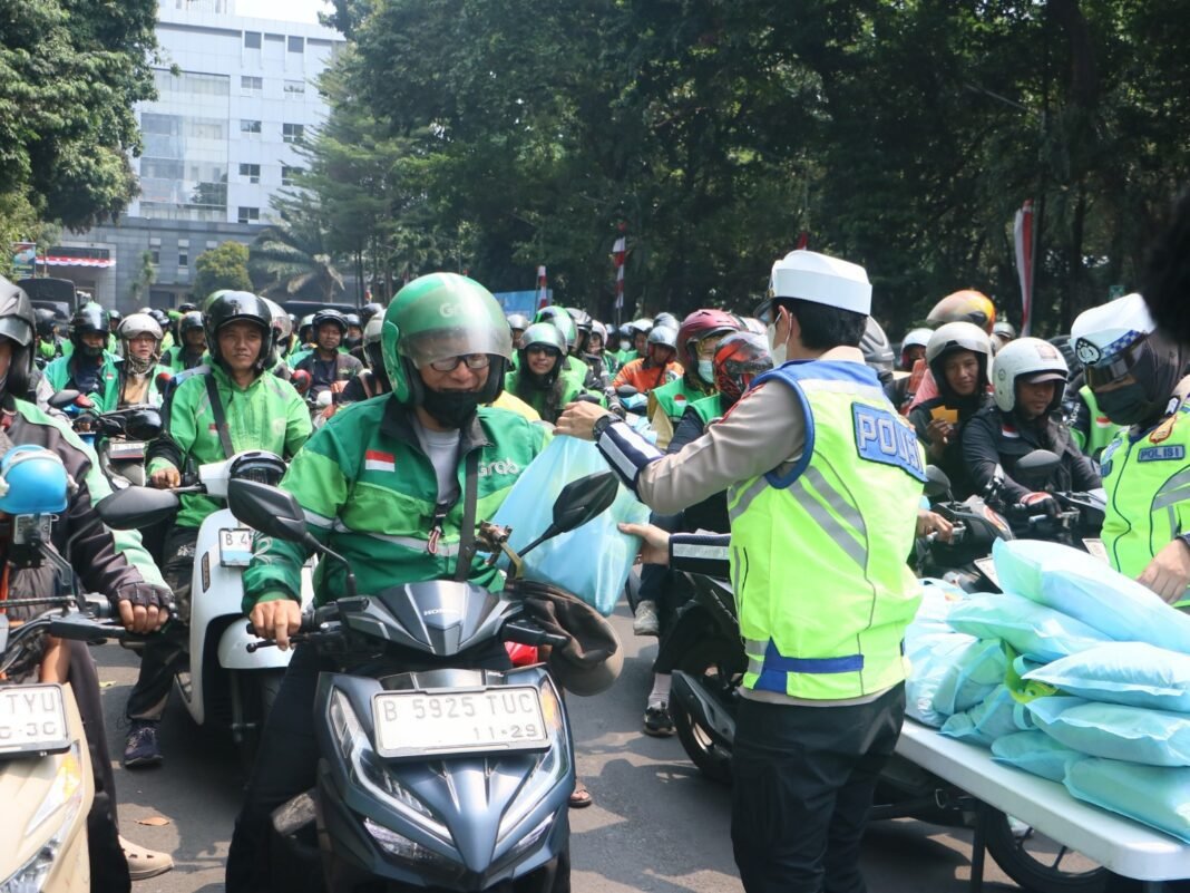 Jumat Peduli, Polda Metro Jaya Pererat Silaturahmi dengan Pengemudi Ojol Jumat Peduli, Polda Metro Jaya Pererat Silaturahmi dengan Pengemudi Ojol