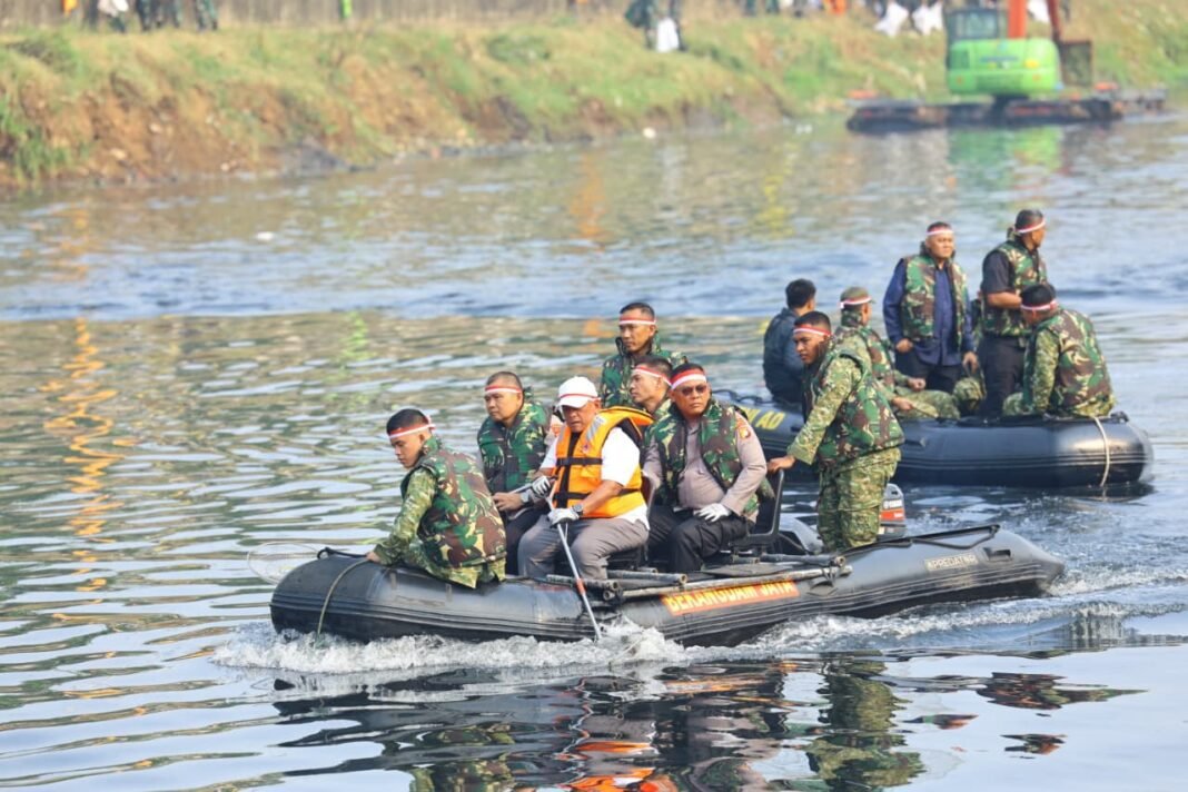 Pangdam Jaya, Kapolda Metro Jaya dan Pemprov DKI Bersih-Bersih Sungai Bersama Masyarakat Pangdam Jaya, Kapolda Metro Jaya dan Pemprov DKI Bersih-Bersih Sungai Bersama Masyarakat