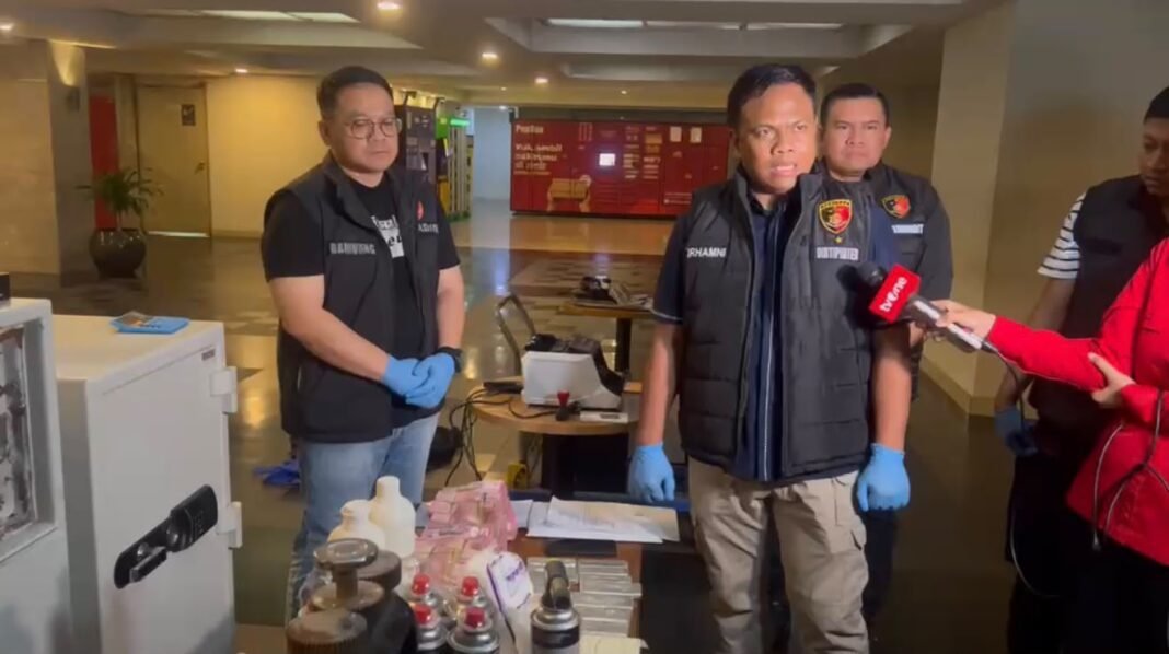 Polri Ungkap Dugaan Penyelundupan Emas Hasil Tambang Ilegal ke Luar Negeri, Amankan 2 WNA Polri Ungkap Dugaan Penyelundupan Emas Hasil Tambang Ilegal ke Luar Negeri, Amankan 2 WNA