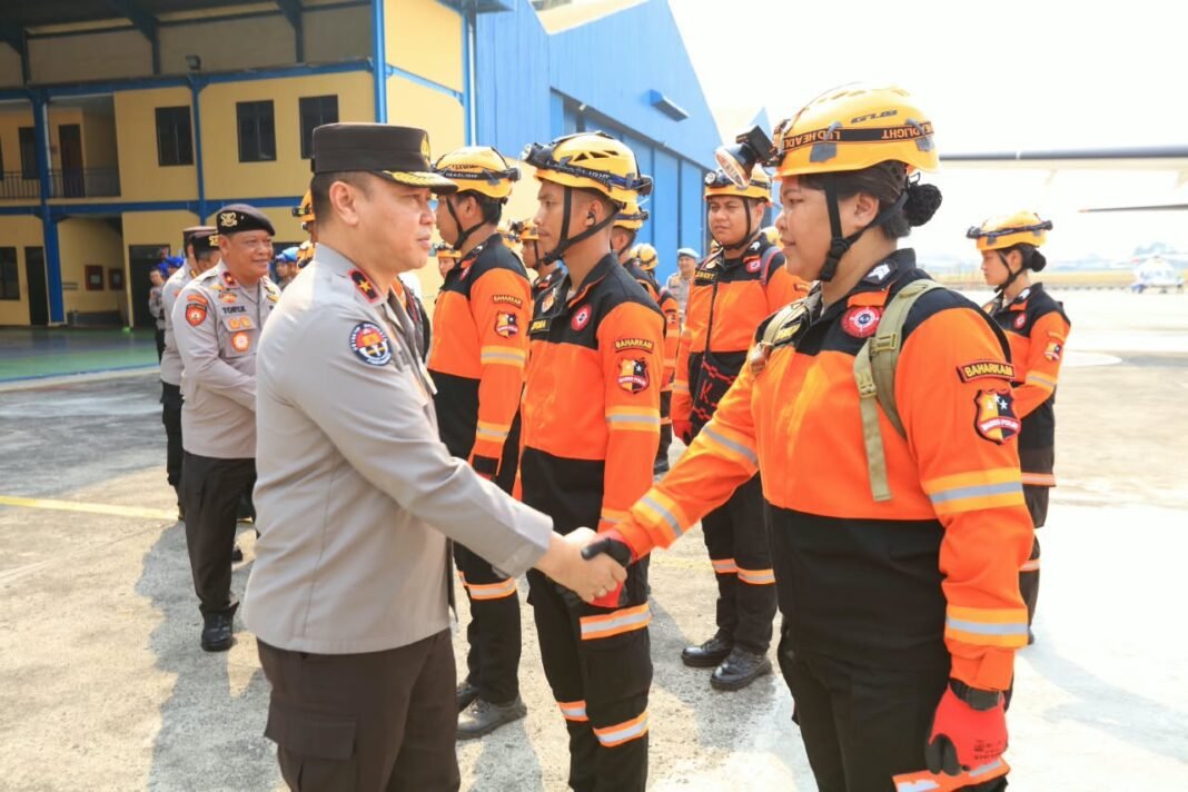 Polri Kembali Kirim Tim SAR dan Bantuan Logistik untuk Percepat Penanganan Gempa NTT Polri Kembali Kirim Tim SAR dan Bantuan Logistik untuk Percepat Penanganan Gempa NTT