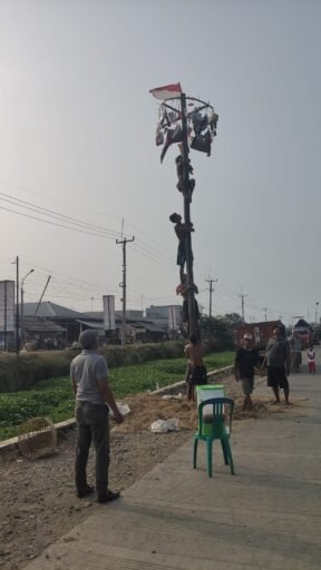 Semarak HUT RI ke-81, IPP Pasar Jatibarang Gelar Panjat Pinang, Pedagang dan Pemuat Sampah Ikut Meriahkan Semarak HUT RI ke-81, IPP Pasar Jatibarang Gelar Panjat Pinang, Pedagang dan Pemuat Sampah Ikut Meriahkan