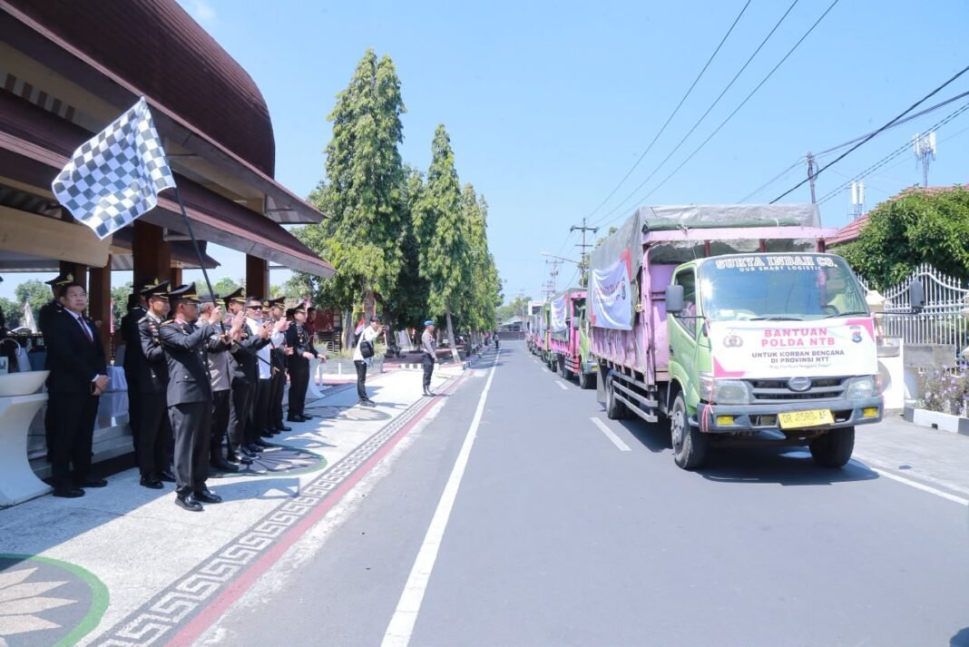 Di Hari Kemerdekaan, Polri Serentak Gerakkan 44 Truk Bantuan untuk Masyarakat Terdampak Gempa Flores Di Hari Kemerdekaan, Polri Serentak Gerakkan 44 Truk Bantuan untuk Masyarakat Terdampak Gempa Flores