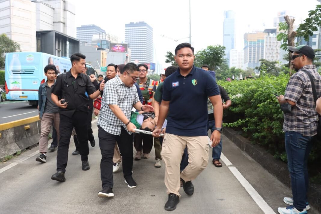Tim Medis Polda Metro Jaya Sigap Evakuasi Mahasiswa yang Pingsan Saat Aksi Tim Medis Polda Metro Jaya Sigap Evakuasi Mahasiswa yang Pingsan Saat Aksi