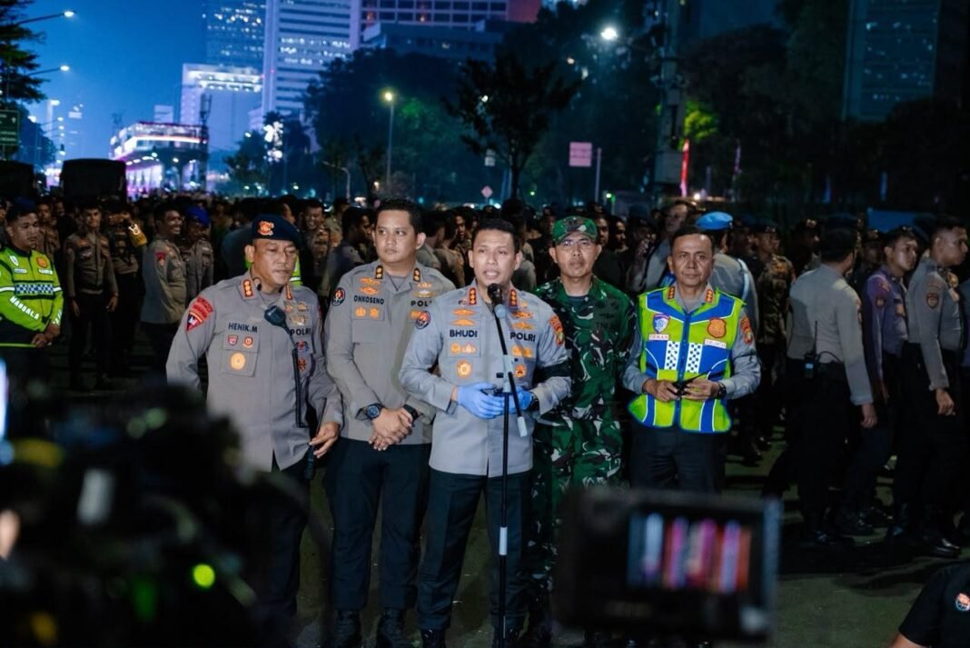 Tim Medis Polda Metro Jaya Sigap Evakuasi Mahasiswa yang Pingsan Saat Aksi Tim Medis Polda Metro Jaya Sigap Evakuasi Mahasiswa yang Pingsan Saat Aksi