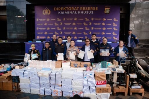 Bongkar Sindikat Meterai Palsu, Polda Metro Jaya Cegah Potensi Kerugian Penerimaan Negara Rp1,034 Triliun Bongkar Sindikat Meterai Palsu, Polda Metro Jaya Cegah Potensi Kerugian Penerimaan Negara Rp1,034 Triliun