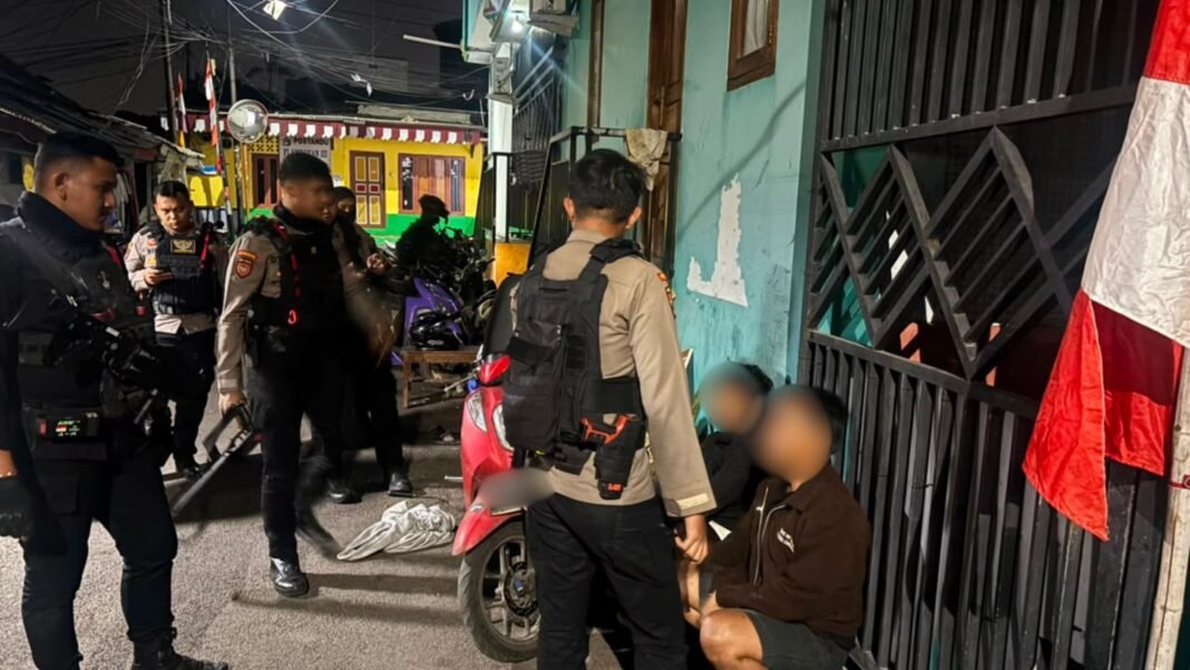Brimob Polda Metro Jaya Amankan 2 Pemuda Diduga Hendak Tawuran di Lubang Buaya, Celurit Disita Brimob Polda Metro Jaya Amankan 2 Pemuda Diduga Hendak Tawuran di Lubang Buaya, Celurit Disita
