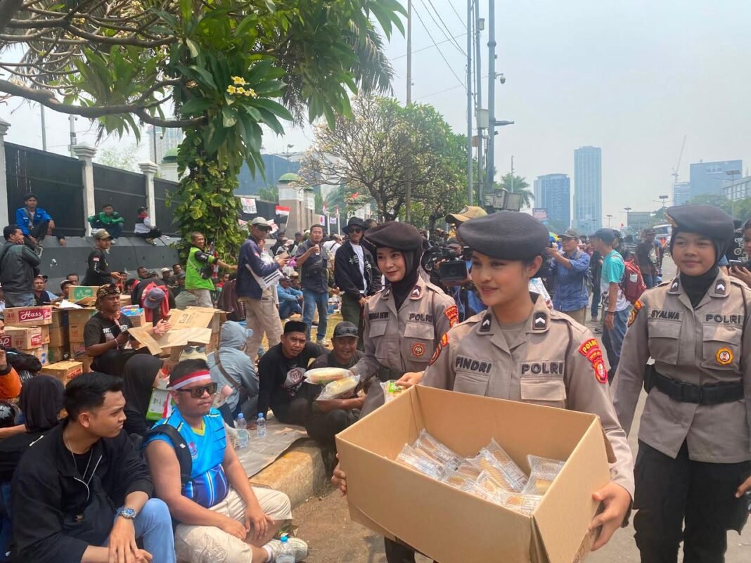 Polwan Sapa Pejuang Aspirasi, Bagikan Makanan dan Minuman di DPR Polwan Sapa Pejuang Aspirasi, Bagikan Makanan dan Minuman di DPR
