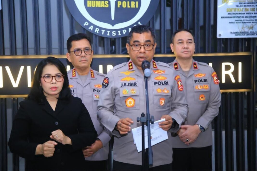 Polri Ajak Massa yang Masih Bertahan di DPR Akhiri Kegiatan Secara Tertib Polri Ajak Massa yang Masih Bertahan di DPR Akhiri Kegiatan Secara Tertib