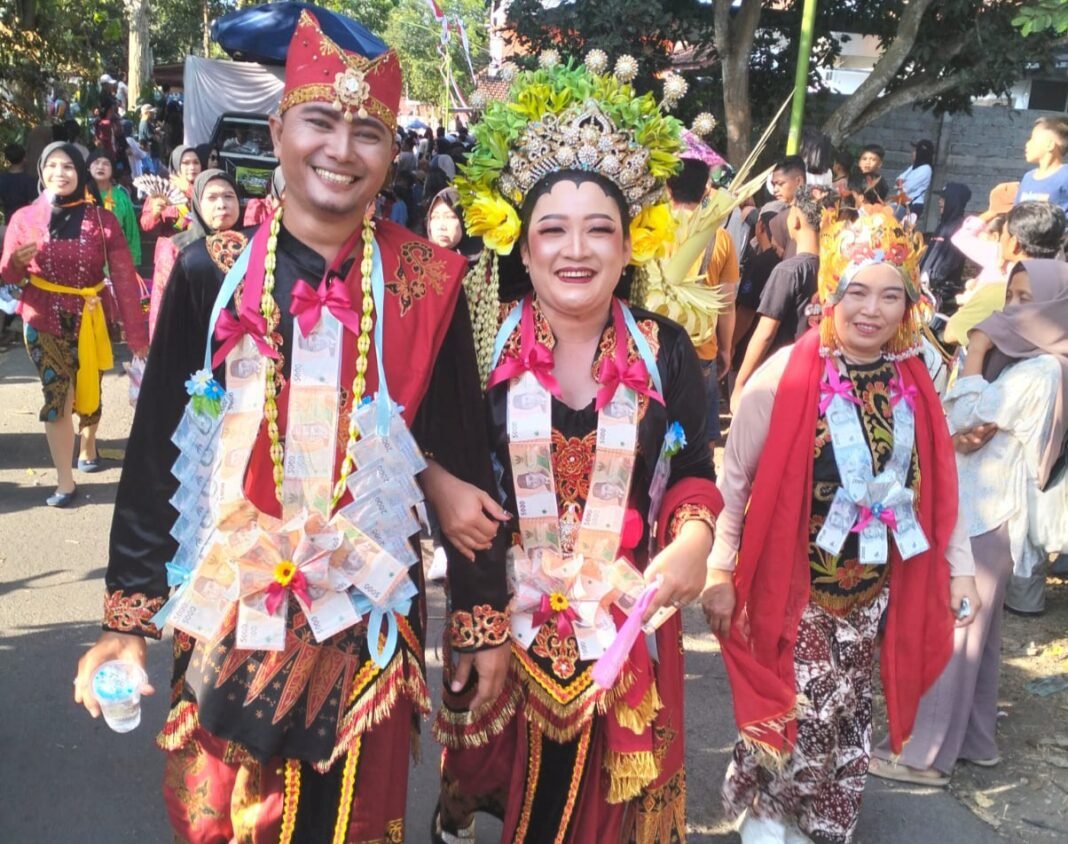 Desa Gitik Rogojampi Semarak Peringati HUT RI‑81 Adakan Kegiatan Karnaval Desa Gitik Rogojampi Semarak Peringati HUT RI‑81 Adakan Kegiatan Karnaval