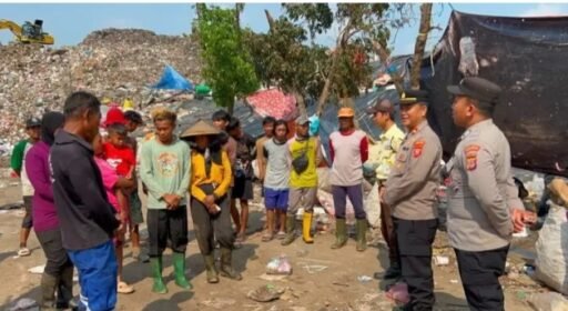 Cegah Kebakaran di Musim Kemarau, Sat Binmas Polres Indramayu Edukasi Pengelola dan Pemulung TPA Pecuk Cegah Kebakaran di Musim Kemarau, Sat Binmas Polres Indramayu Edukasi Pengelola dan Pemulung TPA Pecuk