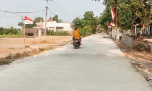 Jalan Dicor Beton, Warga Panyingkiran Kidul Sambut Gembira Akses Desa yang Kini Lebih Nyaman. Jalan Dicor Beton, Warga Panyingkiran Kidul Sambut Gembira Akses Desa yang Kini Lebih Nyaman.