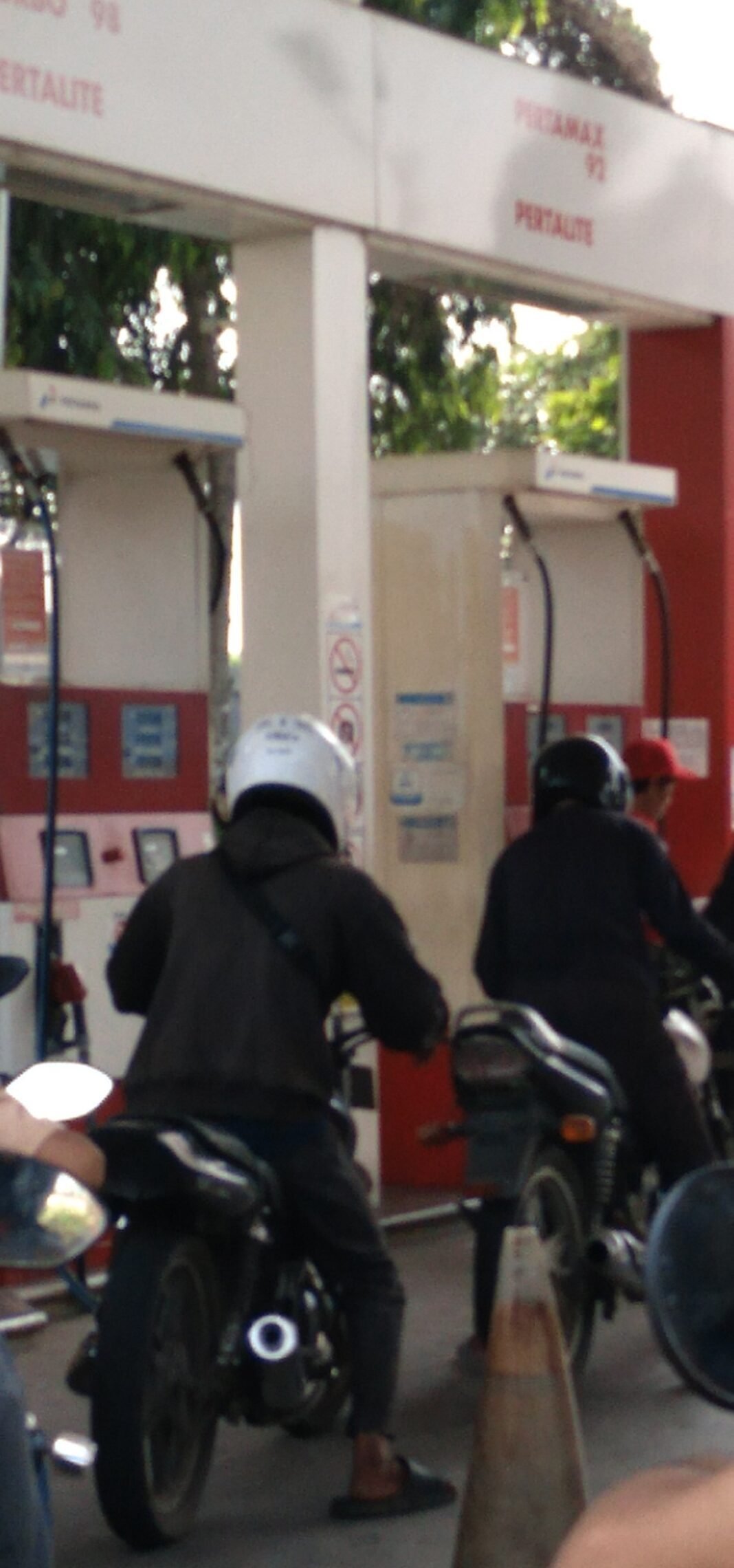 Diduga Layani Motor Thunder untuk Ditimbun, SPBU Swasta di Depok Jadi Sorotan Diduga Layani Motor Thunder untuk Ditimbun, SPBU Swasta di Depok Jadi Sorotan