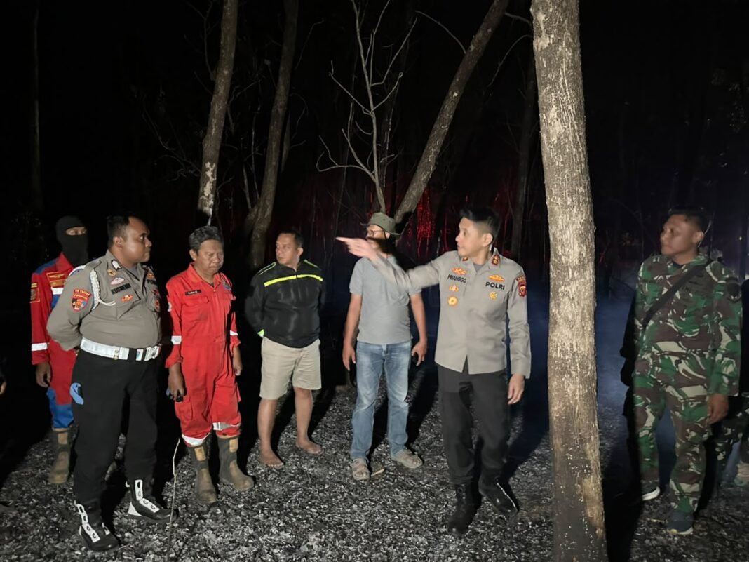 Pastikan Tak Ada Sisa Bara, Kapolres Indramayu Tinjau Langsung Lokasi Kebakaran di Wilayah Kecamatan Kroya Pastikan Tak Ada Sisa Bara, Kapolres Indramayu Tinjau Langsung Lokasi Kebakaran di Wilayah Kecamatan Kroya