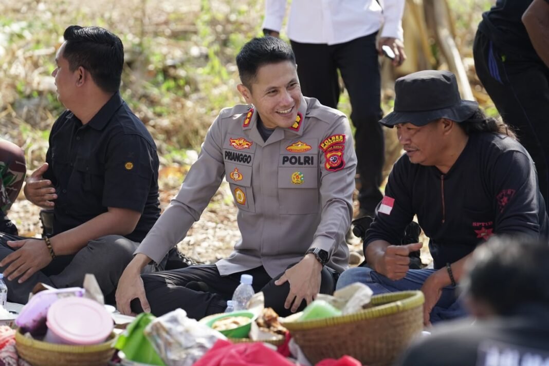 Kapolres Indramayu Duduk Bersama Warga, Awali Penanaman Jagung Dengan Syukuran dan Doa Bersama Kapolres Indramayu Duduk Bersama Warga, Awali Penanaman Jagung Dengan Syukuran dan Doa Bersama