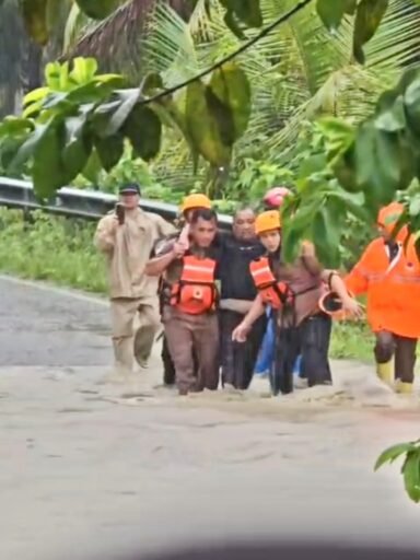 Terseret Banjir Bandang Hampir 2 Jam, Wartawan Gali Gali Zebua Berhasil Diselamatkan. Terseret Banjir Bandang Hampir 2 Jam, Wartawan Gali Gali Zebua Berhasil Diselamatkan.