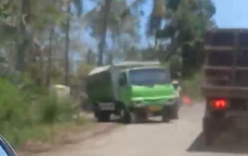 Jalur Utama Menuju wisata Pancoran,Saat ini Di Padati Truk Pengangkut Pasir Jalur Utama Menuju wisata Pancoran,Saat ini Di Padati Truk Pengangkut Pasir