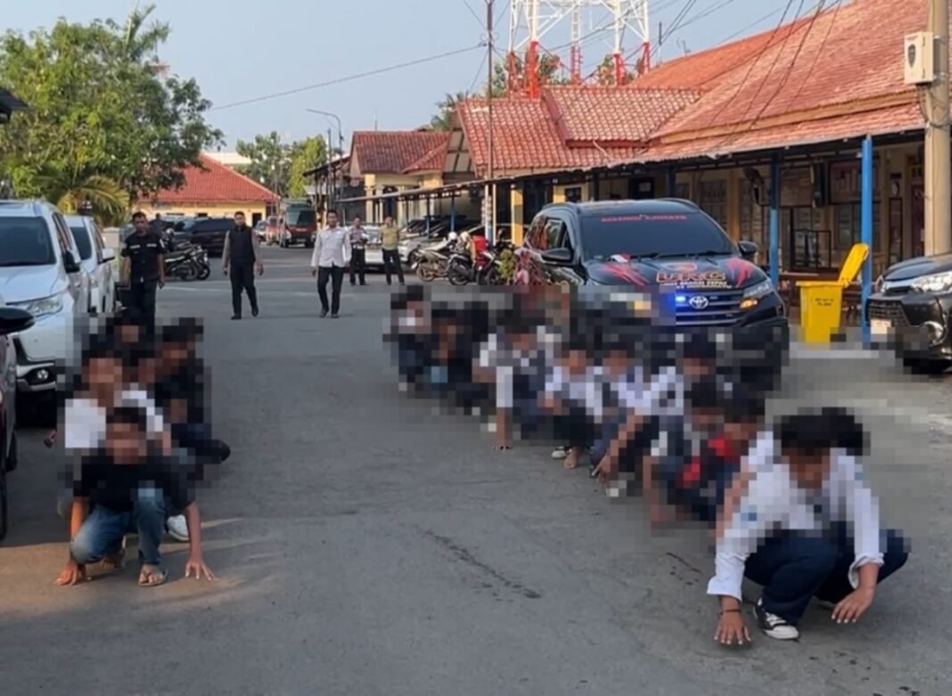 Tim URC Resmob Polres Indramayu Amankan 24 Remaja Terkait Janjian Tawuran Antar Pelajar di Balongan Tim URC Resmob Polres Indramayu Amankan 24 Remaja Terkait Janjian Tawuran Antar Pelajar di Balongan