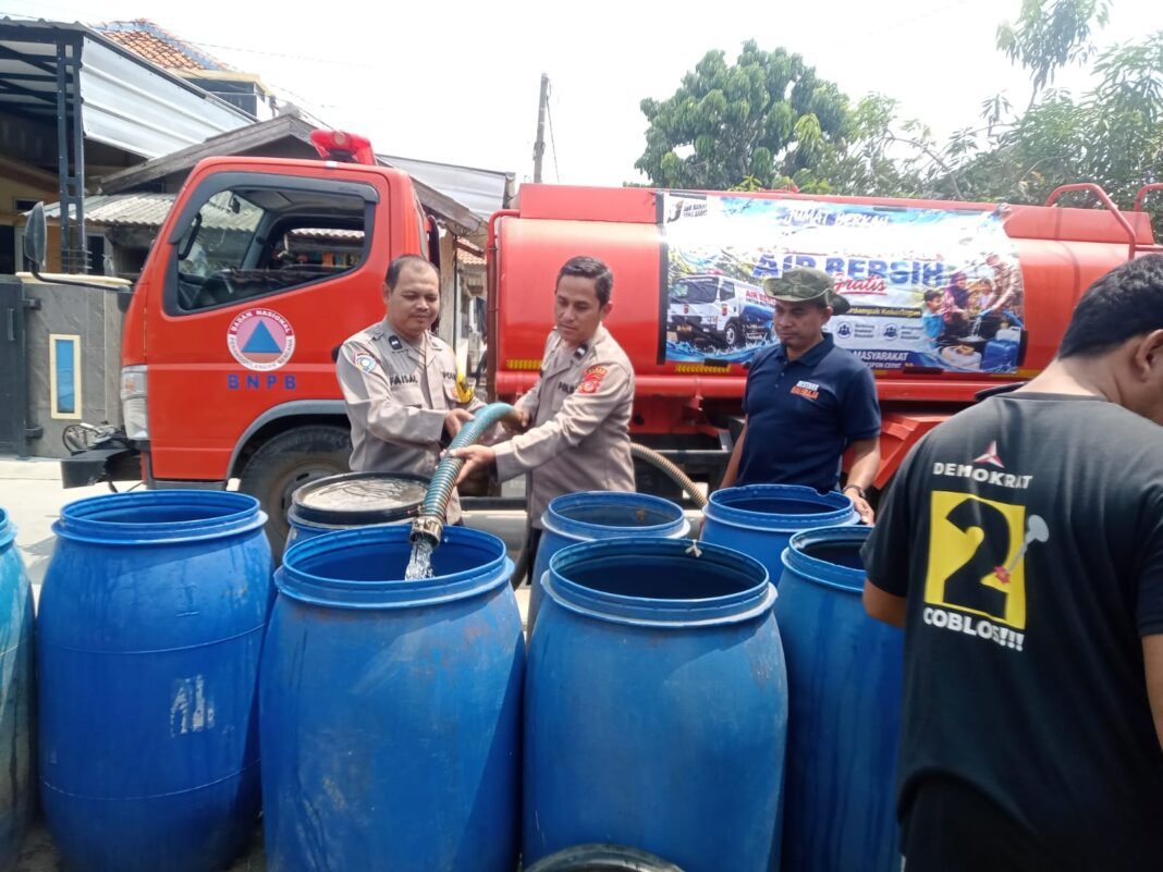 Polisi Bersama Masyarakat, Polres Indramayu Kembali Salurkan 20.000 Liter Air Bersih Polisi Bersama Masyarakat, Polres Indramayu Kembali Salurkan 20.000 Liter Air Bersih