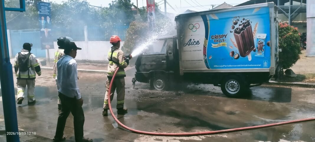 Diduga Konsleting Listrik,Mobil Milik Aice Terbakar Di Jalur Pantura Patrol. Diduga Konsleting Listrik,Mobil Milik Aice Terbakar Di Jalur Pantura Patrol.