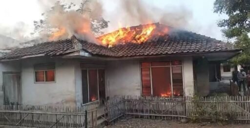 Rumah di Desa Sanca Dilalap Si Jago Merah, Warga Berjibaku Padamkan Api Rumah di Desa Sanca Dilalap Si Jago Merah, Warga Berjibaku Padamkan Api