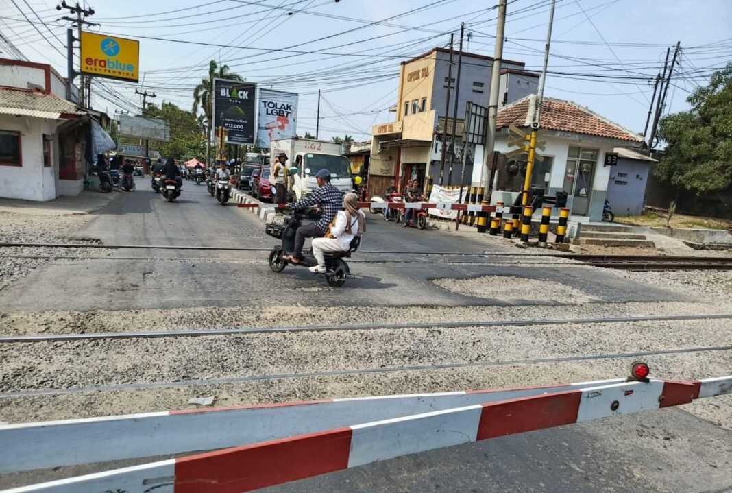 Bantalan Rel di Perlintasan Haurgeulis Rusak, Pengendara Terancam Celaka Bantalan Rel di Perlintasan Haurgeulis Rusak, Pengendara Terancam Celaka