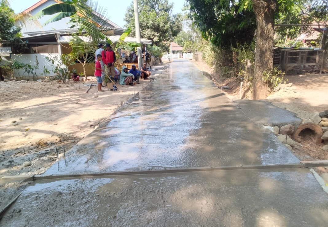 Pemdes Mekarwaru Bangun Jalan Rabat Beton Rp79,7 Juta, Akses Warga Blok Wesel Ditingkatkan Pemdes Mekarwaru Bangun Jalan Rabat Beton Rp79,7 Juta, Akses Warga Blok Wesel Ditingkatkan