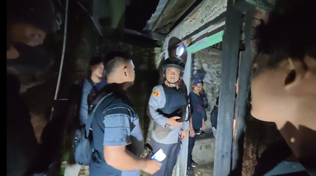 Kapolres Sibolga Pimpin Gerebek Sarang Narkoba di Jalan SM Raja, 3 Pria Diamankan Kapolres Sibolga Pimpin Gerebek Sarang Narkoba di Jalan SM Raja, 3 Pria Diamankan