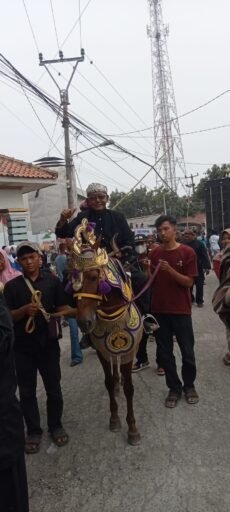 Kuwu Suparno Naik Kuda, Sedekah Bumi Desa Cemara Meriah, Sandiwara Siap Hibur Warga Kuwu Suparno Naik Kuda, Sedekah Bumi Desa Cemara Meriah, Sandiwara Siap Hibur Warga