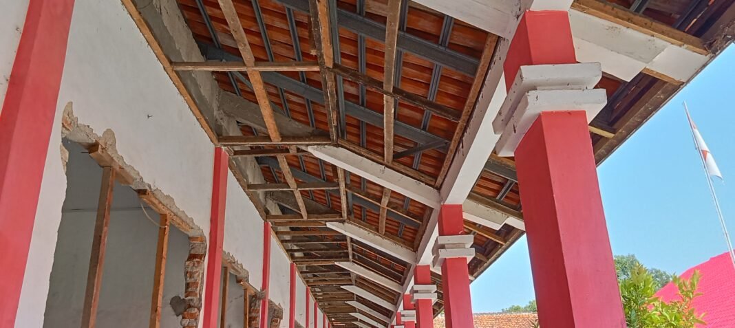 Uang Negara Rp1,39 Miliar Jadi Sorotan, Baja Ringan Diduga Diganti Kayu Bekas di SDN 2 Pekandangan Uang Negara Rp1,39 Miliar Jadi Sorotan, Baja Ringan Diduga Diganti Kayu Bekas di SDN 2 Pekandangan