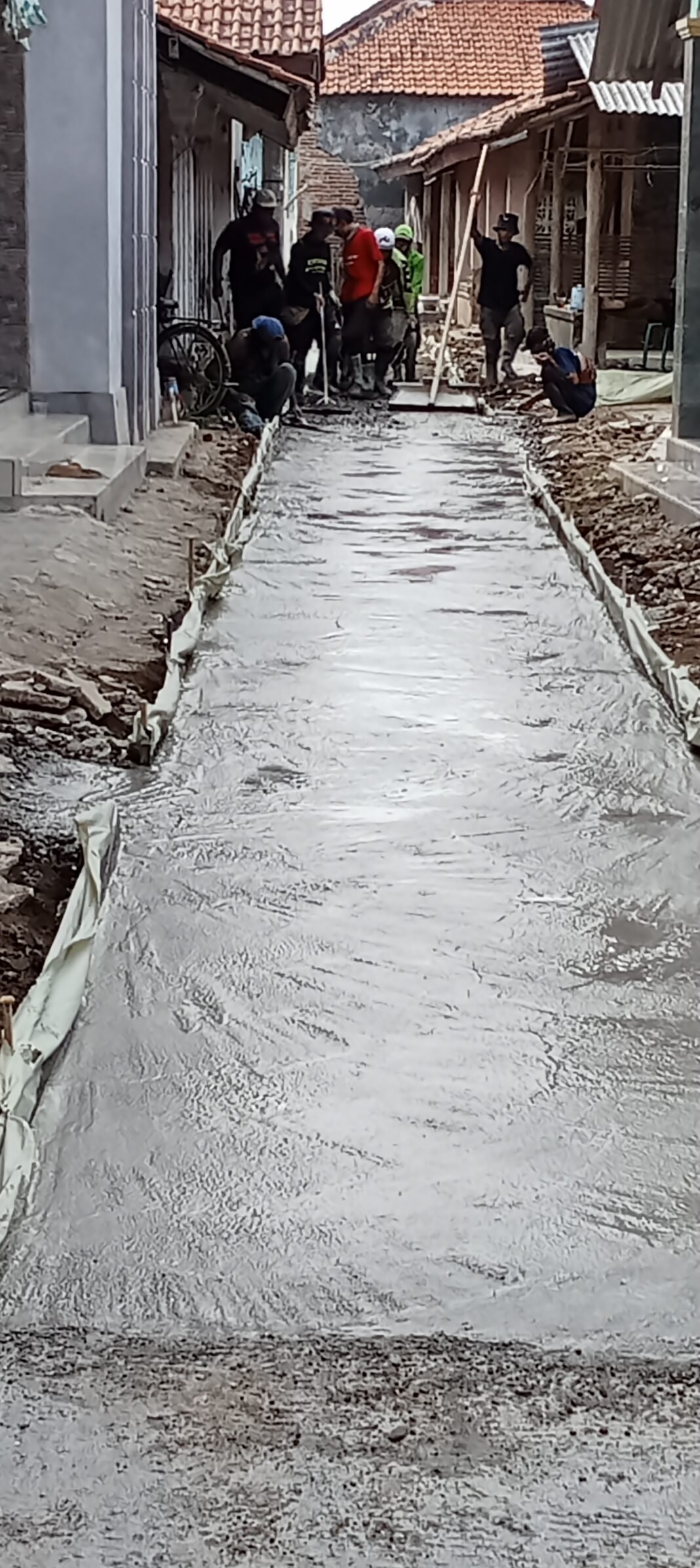Jalan Blok Kuwod Dibangun, Warga Jatisawit Lor Sambut Baik Realisasi Dana Desa. Jalan Blok Kuwod Dibangun, Warga Jatisawit Lor Sambut Baik Realisasi Dana Desa.