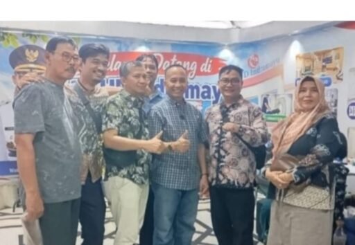 Ketua Fraksi PKS Indramayu Kunjungi Stand RSUD, Dorong Pengenalan Layanan Kesehatan kepada Masyarakat Ketua Fraksi PKS Indramayu Kunjungi Stand RSUD, Dorong Pengenalan Layanan Kesehatan kepada Masyarakat